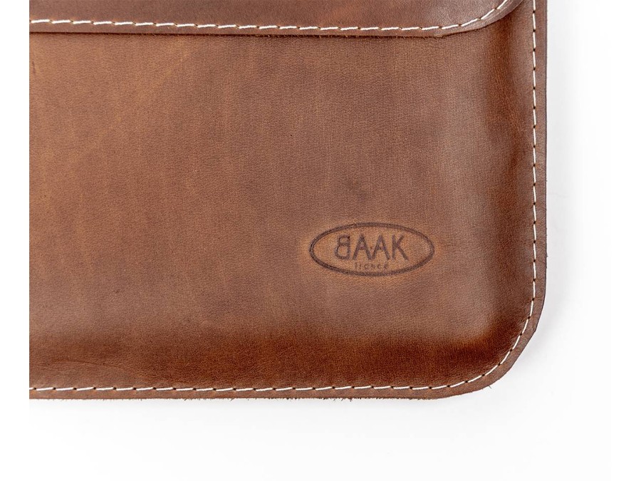 pochette per computer in cuoio marrone invecchiato BAAK