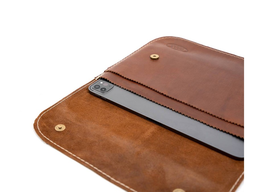 Pochette per tablet da 11 pollici cuoio marrone, marrone invecchiato BAAK - zoom sulla patta magnetica