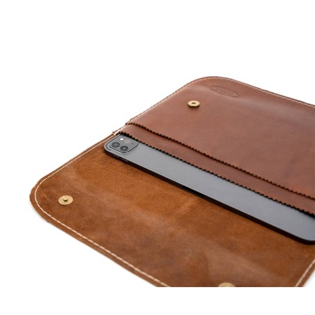 Hülle für 11-Zoll-Tablet braunes Leder, gealtertes Braun BAAK - Nahaufnahme des magnetischen Klappverschlusses