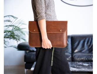 pochette pour ordinateur en cuir brun vieilli BAAK - mise en situation