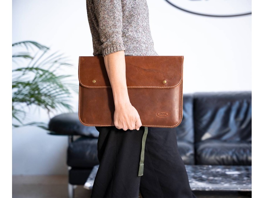 pochette per computer in cuoio marrone invecchiato BAAK - messa in scena