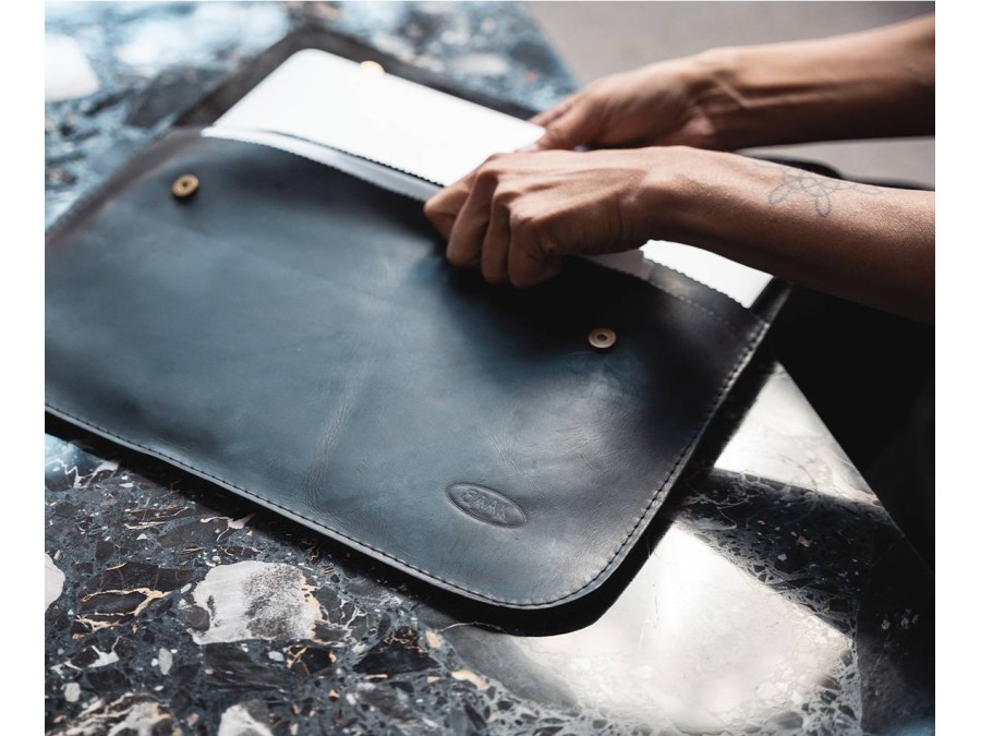 funda para ordenador en cuero negro BAAK