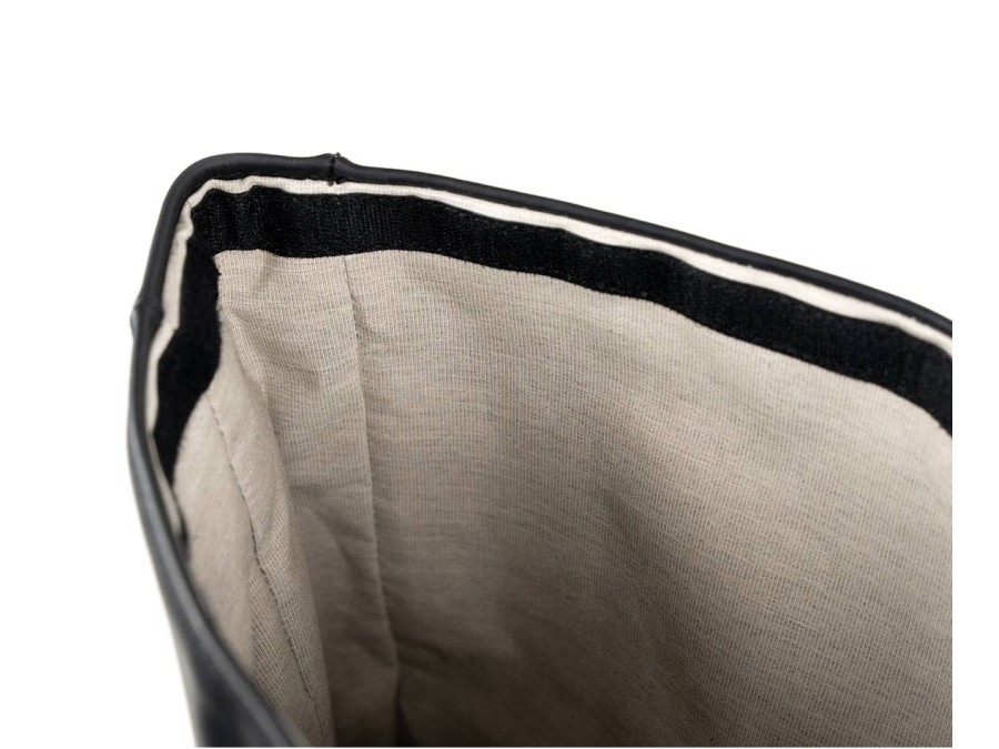 Große gerollte Ledertasche