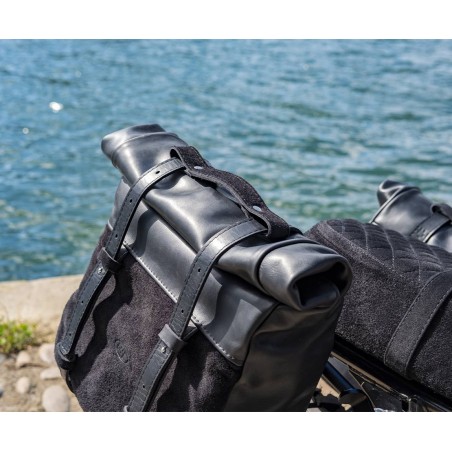 Große gerollte Ledertasche