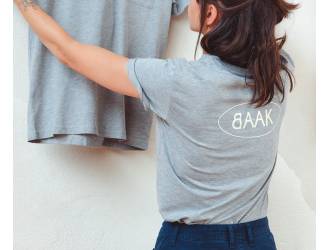 T-Shirt Gris - Manches courtes - Poche coeur à l'avant - Sérigraphie Logo BAAK crème dans le dos