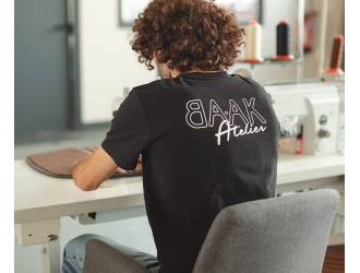 T-Shirt Noir - Manches courtes - Poche coeur à l'avant - Sérigraphie "BAAK Atelier" blanc dans le dos