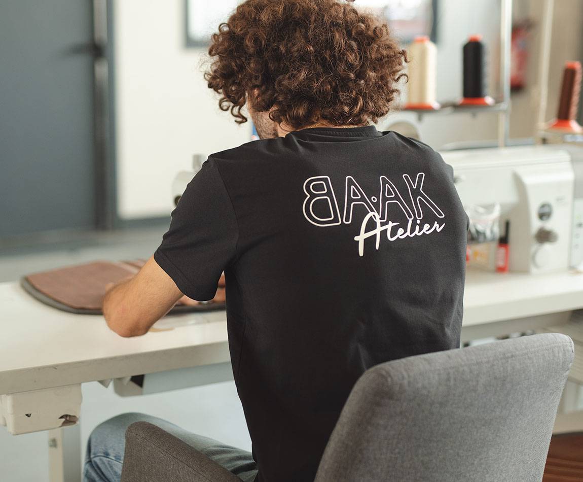 Black T-Shirt - Short sleeves - Heart pocket on front - White "BAAK Atelier" silk-screen print on back Black T-Shirt - Short sleeves - Heart pocket on front - White "BAAK Atelier" silk-screen print on back