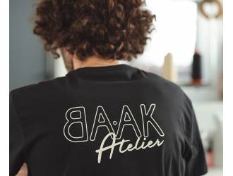 T-Shirt Noir - Manches courtes - Poche coeur à l'avant - Sérigraphie "BAAK Atelier" blanc dans le dos