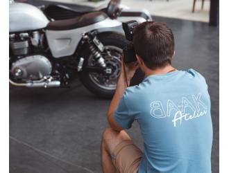 T-Shirt Bleu - Manches courtes - Poche coeur à l'avant - Sérigraphie "BAAK Atelier" blanc dans le dos