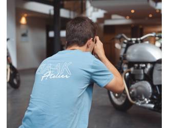 T-Shirt Bleu - Manches courtes - Poche coeur à l'avant - Sérigraphie "BAAK Atelier" blanc dans le dos