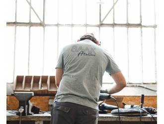 T-Shirt Gris - Manches courtes - Poche coeur à l'avant - Sérigraphie "BAAK Atelier" bleu petrol dans le dos