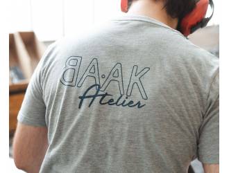 T-Shirt Gris - Manches courtes - Poche coeur à l'avant - Sérigraphie "BAAK Atelier" bleu petrol dans le dos