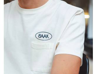 T-Shirt Crème - Manches courtes - Poche coeur à l'avant - Sérigraphie logo BAAK bleu petrol au-dessus de la poche