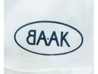 T-Shirt Crème - Manches courtes - Poche coeur à l'avant - Sérigraphie logo BAAK bleu petrol au-dessus de la poche