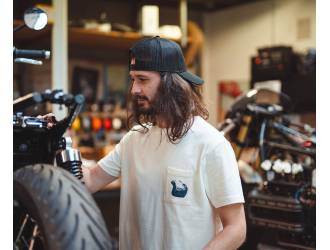 Cream T-Shirt - Short sleeves - Heart pocket on front - Silk-screened petrol blue helmet motif on pocket