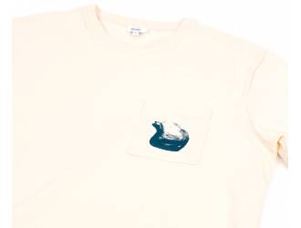 Cream T-Shirt - Short sleeves - Heart pocket on front - Silk-screened petrol blue helmet motif on pocket