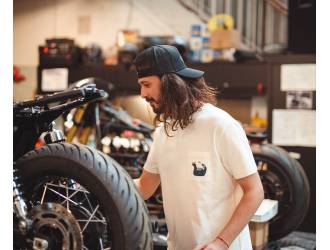 Cream T-Shirt - Short sleeves - Heart pocket on front - Silk-screened petrol blue helmet motif on pocket