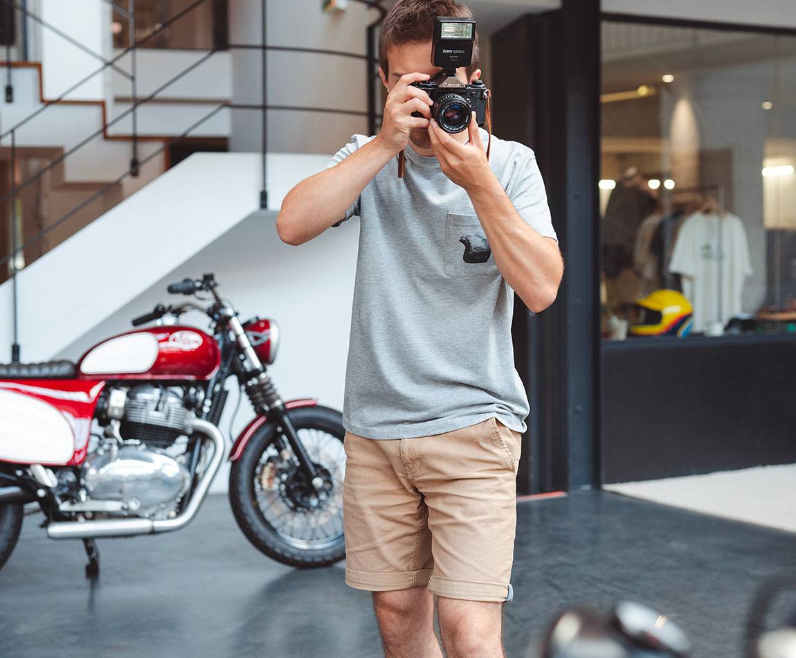 Grey T-Shirt - Short sleeves - Heart pocket on front - Black helmet silk-screen print on pocket Grey T-Shirt - Short sleeves - Heart pocket on front - Black helmet silk-screen print on pocket