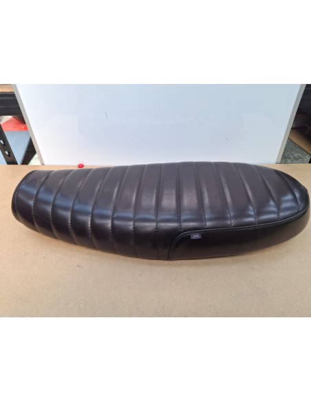 Heritage leather seat for T120 – Black, classic ribbing