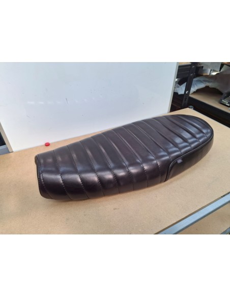 Heritage Ledersitz für T120 – Schwarz, klassisches Rippendesign