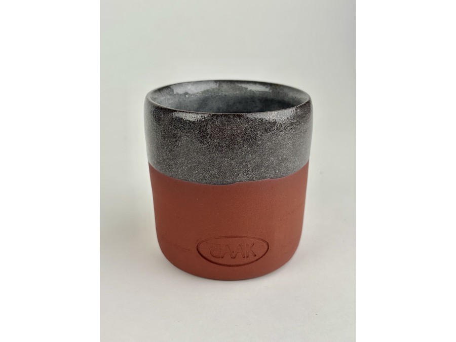 Eine handgefertigte Tasse, entstanden aus der Begegnung zwischen BAAK und Les Empotées, einer Keramikerin aus Dijon.