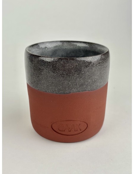 Eine handgefertigte Tasse, entstanden aus der Begegnung zwischen BAAK und Les Empotées, einer Keramikerin aus Dijon.