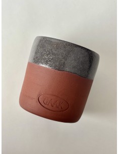 An artisanal mug born from the meeting between BAAK and Les Empotées, a ceramic artist from Dijon. 2