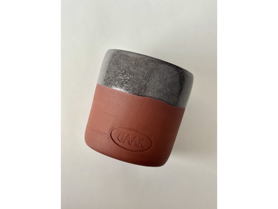 Eine handgefertigte Tasse, entstanden aus der Begegnung zwischen BAAK und Les Empotées, einer Keramikerin aus Dijon.