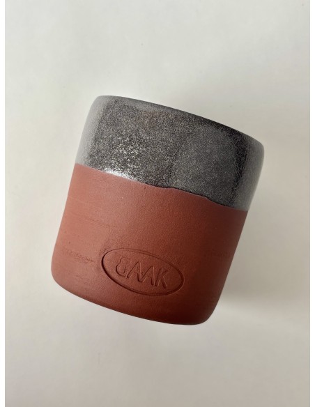 An artisanal mug born from the meeting between BAAK and Les Empotées, a ceramic artist from Dijon.