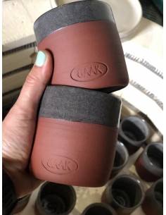 Eine handgefertigte Tasse, entstanden aus der Begegnung zwischen BAAK und Les Empotées, einer Keramikerin aus Dijon.