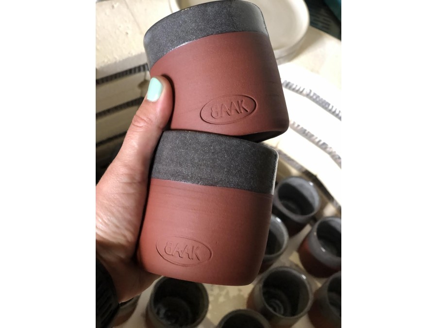 Eine handgefertigte Tasse, entstanden aus der Begegnung zwischen BAAK und Les Empotées, einer Keramikerin aus Dijon.