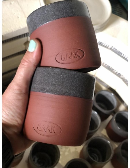 An artisanal mug born from the meeting between BAAK and Les Empotées, a ceramic artist from Dijon.