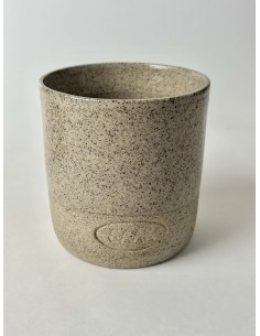 An artisanal mug born from the meeting between BAAK and Les Empotées, a ceramic artist from Dijon. 2