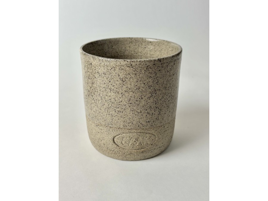 Una taza artesanal nacida del encuentro entre BAAK y Les Empotées, ceramista de Dijon.
