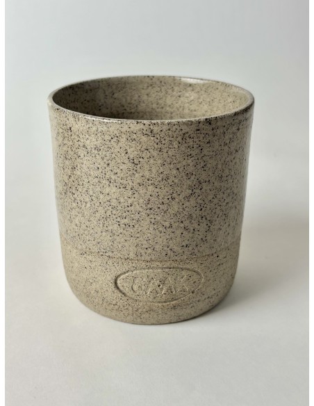 An artisanal mug born from the meeting between BAAK and Les Empotées, a ceramic artist from Dijon.