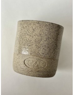 An artisanal mug born from the meeting between BAAK and Les Empotées, a ceramic artist from Dijon.