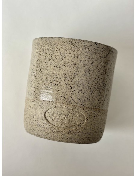 An artisanal mug born from the meeting between BAAK and Les Empotées, a ceramic artist from Dijon.