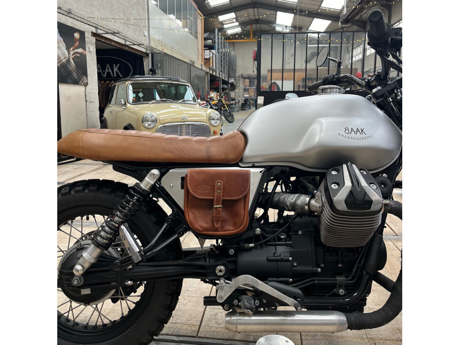 Fianchetto laterale con borsa in cuoio per Moto Guzzi V7 I/II