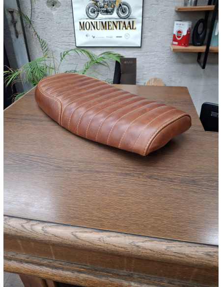 OUTLET - Selle pour Royal Enfield GT 535 cuir brun côtelage classique