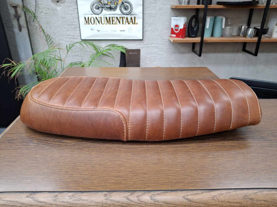 OUTLET - Selle pour Royal Enfield GT 535 cuir brun côtelage classique