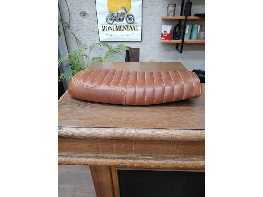 OUTLET - Selle pour Royal Enfield GT 535 cuir brun côtelage classique