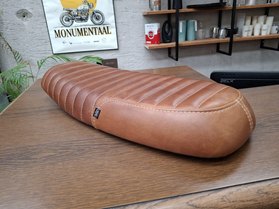 OUTLET - Sella per Royal Enfield GT 535 cuoio marrone coste classiche