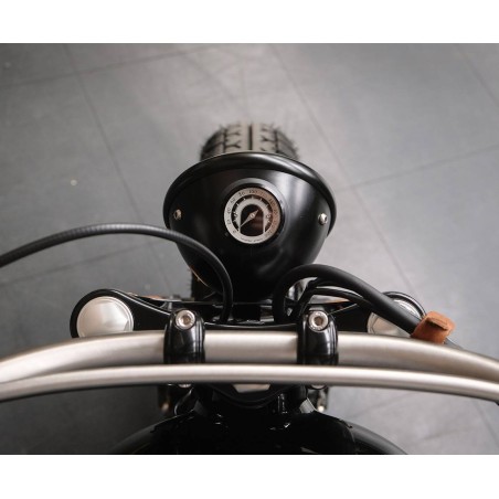 Universeller Bates-Scheinwerfer mit integriertem Tachometer