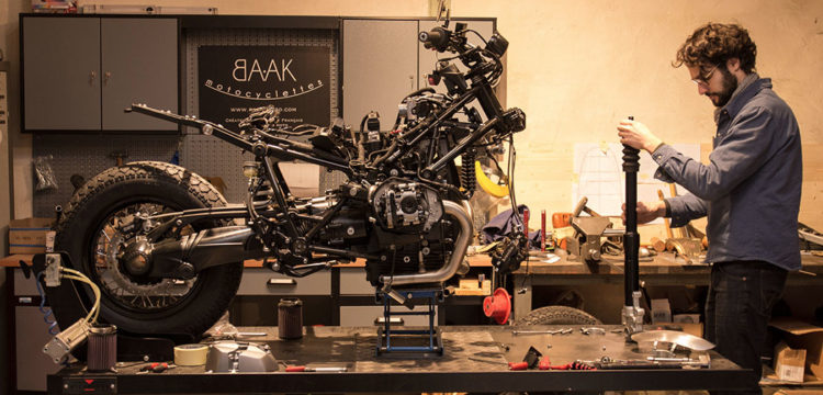 BMW NineT démontée à l'atelier