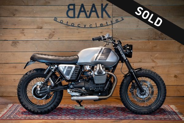 Moto Guzzi V7 Tracker grey tank