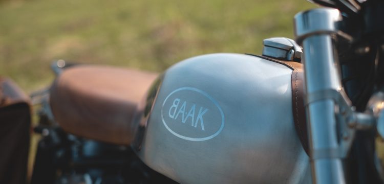 Le réservoir mixe finition classique et brossée