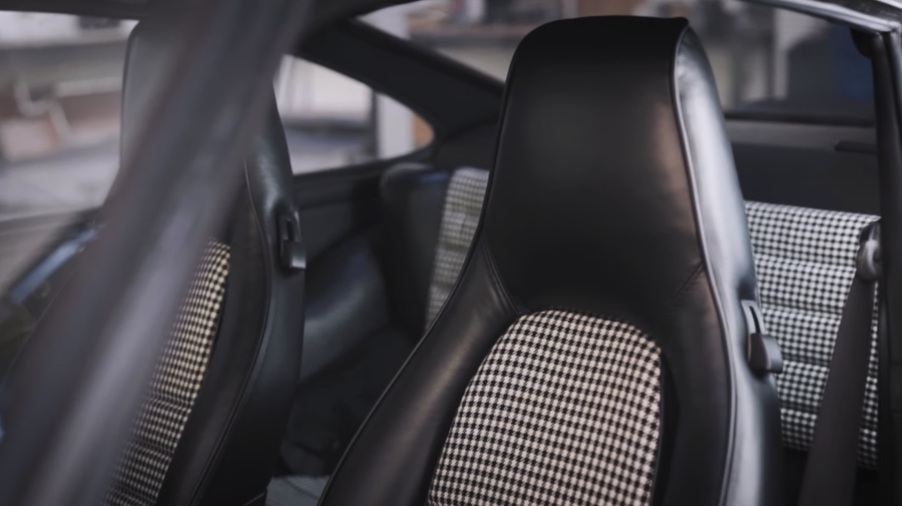 Intérieur de Porsche 964 avec sièges en cuir noir et tissu pied-de-poule