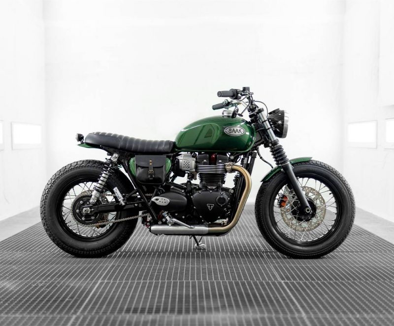 Triumph Bonneville verte façonnée par BAAK, équipée de pièces compatibles T100 et T120
