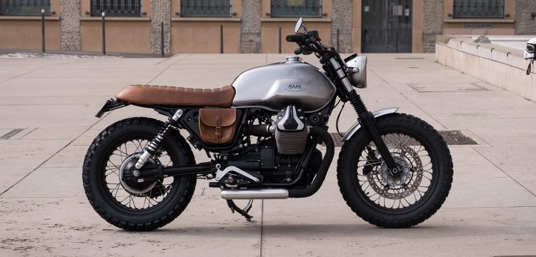 Moto Guzzi V7 customisée par BAAK avec selle, garde-boue et accessoires en cuir tanné à Lyon