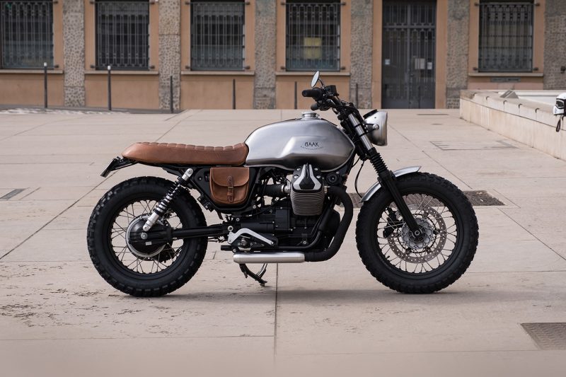 Moto Guzzi V7 customisée par BAAK avec selle, garde-boue et accessoires en cuir tanné à Lyon